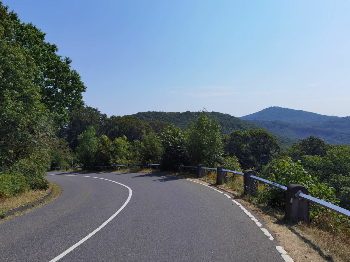 Kann man zum Drachenfels mit dem Auto fahren?